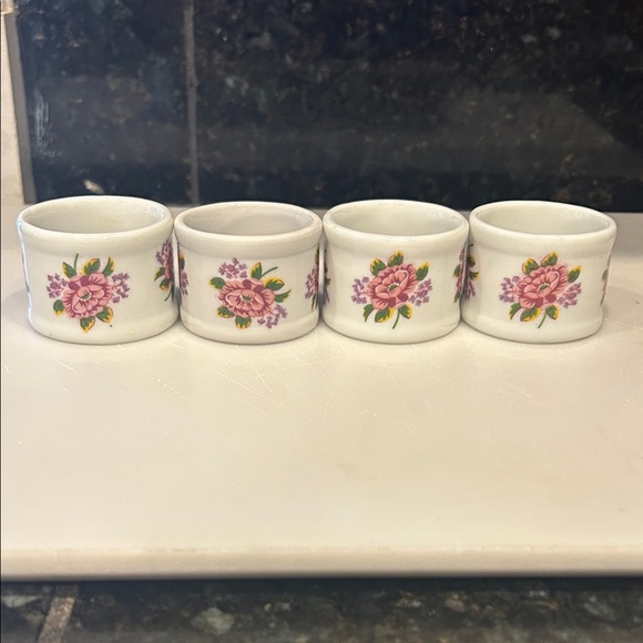 town and country Other - Vgt Town and Country Living floral porcelain napkin ring set of 4